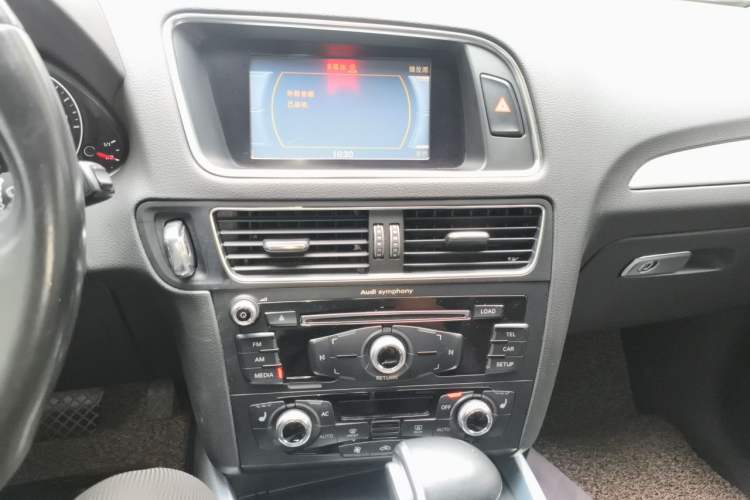 Used Audi Q5 2013 40 TFSI Technology Edition Audio And AC Panel