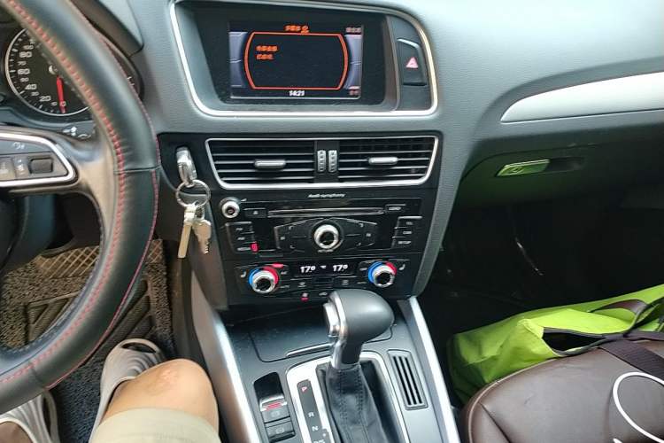 Used Audi Q5 2013 40 TFSI Technology Edition Audio And AC Panel