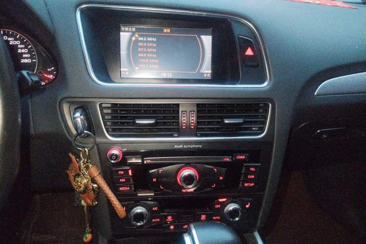 Used Audi Q5 2013 40 TFSI Technology Edition Audio And AC Panel