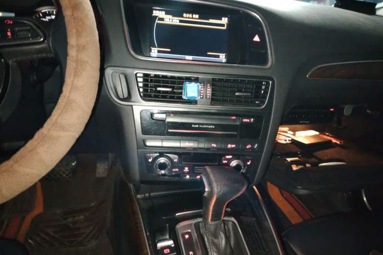 Used Audi Q5 2013 40 TFSI Comfort Edition Audio And AC Panel