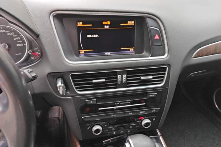 Used Audi Q5 2013 40 TFSI Comfort Edition Audio And AC Panel