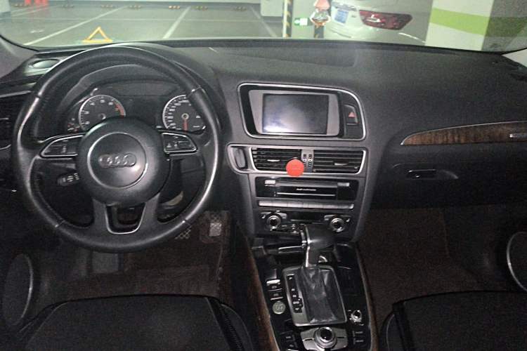Used Audi Q5 2013 40 TFSI Technology Edition Center Console