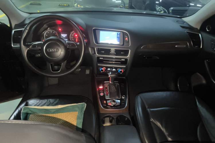 Used Audi Q5 2013 40 TFSI Comfort Edition Center Console