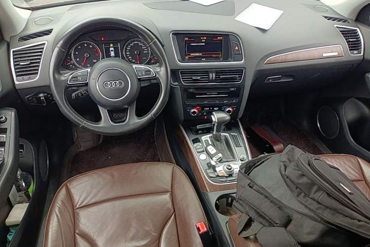 Used Audi Q5 2013 40 TFSI Comfort Edition Center Console