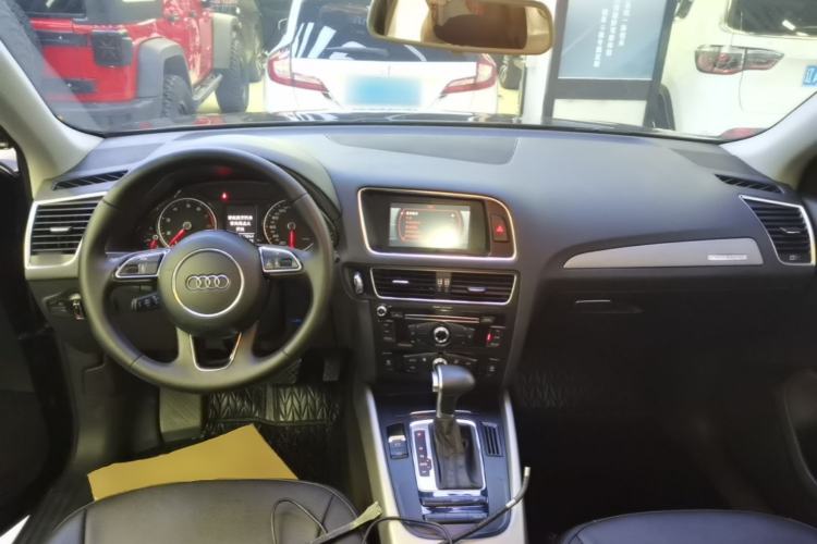 Used Audi Q5 2013 40 TFSI Ambition Center Console