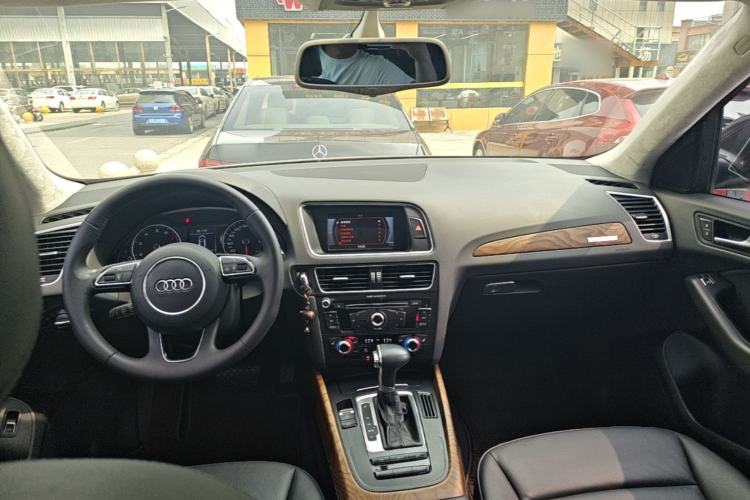 Used Audi Q5 2013 40 TFSI Technology Edition Center Console