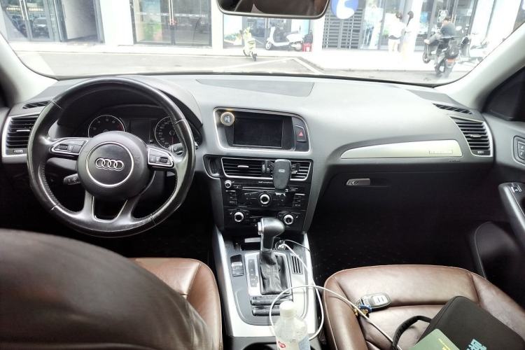 Used Audi Q5 2013 40 TFSI Technology Edition Center Console