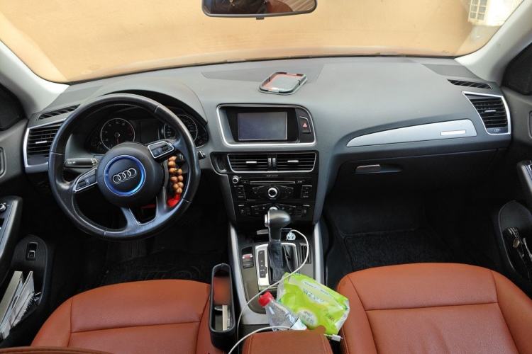 Used Audi Q5 2013 40 TFSI Ambition Center Console