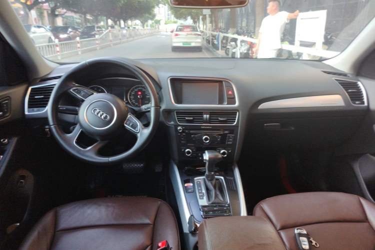 Used Audi Q5 2013 40 TFSI Technology Edition Center Console