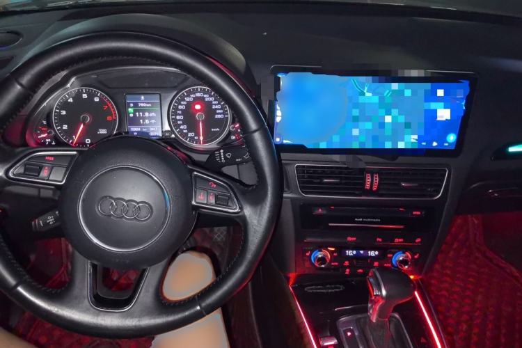 Used Audi Q5 2013 40 TFSI Comfort Edition Center Console