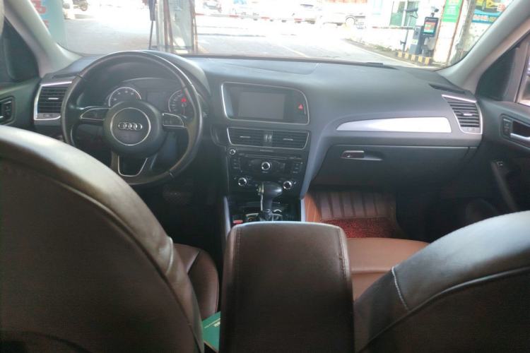Used Audi Q5 2013 40 TFSI Technology Edition Center Console
