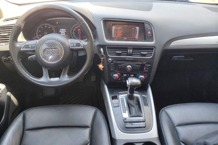 Used Audi Q5 2013 40 TFSI Technology Edition Center Console