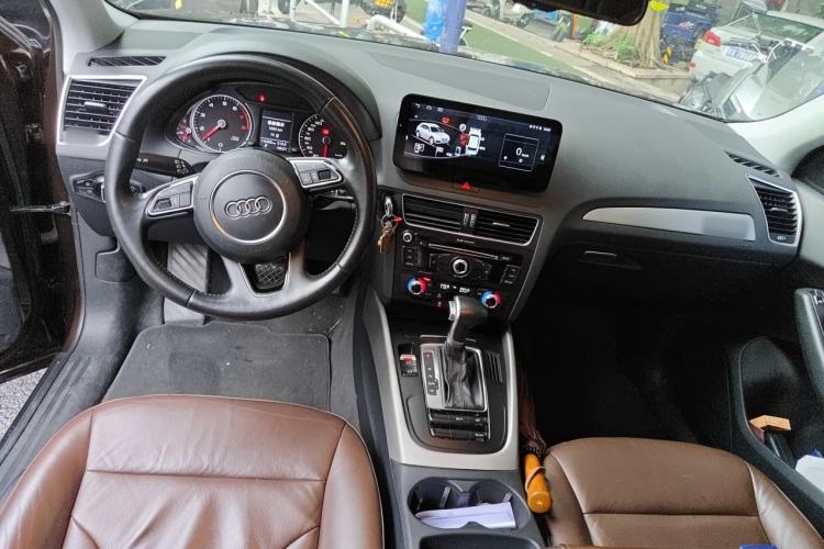 Used Audi Q5 2013 40 TFSI Ambition Center Console