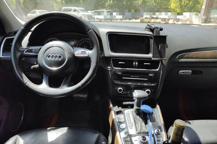 Used Audi Q5 2013 40 TFSI Luxury Model Center Console