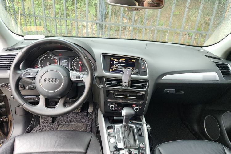 Used Audi Q5 2013 45 TFSI quattro Sport Edition Center Console