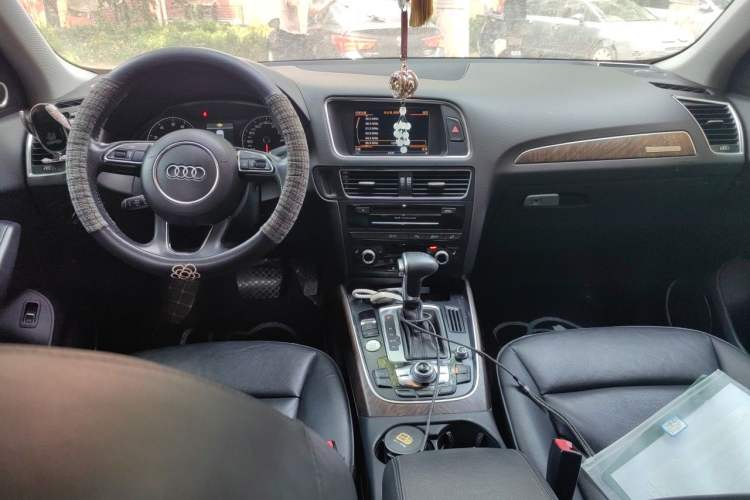 Used Audi Q5 2013 40 TFSI Comfort Edition Center Console