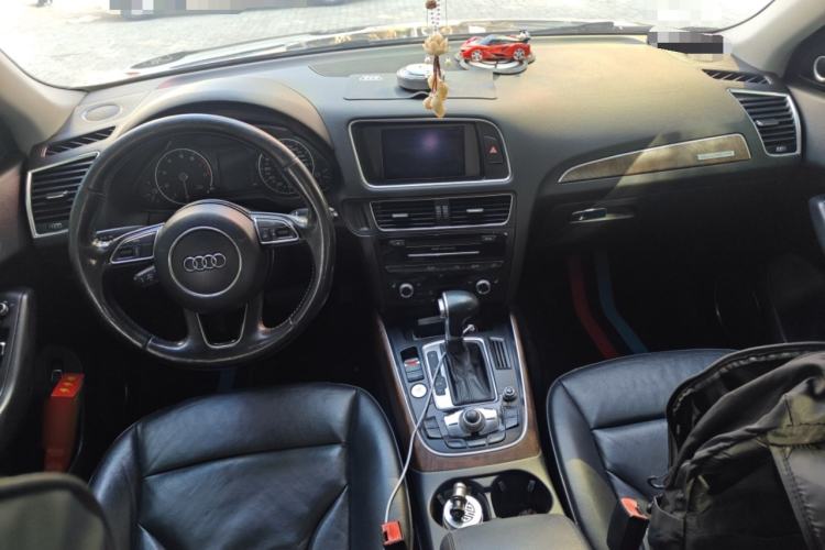Used Audi Q5 2013 40 TFSI Comfort Edition Center Console