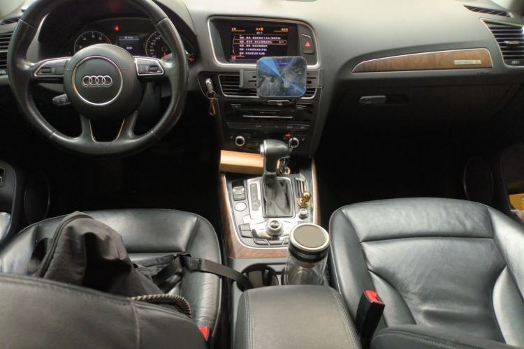 Used Audi Q5 2013 40 TFSI Comfort Edition Center Console