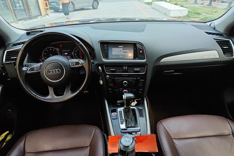 Used Audi Q5 2013 40 TFSI Ambition Center Console