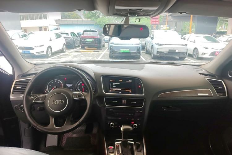 Used Audi Q5 2013 40 TFSI Comfort Edition Center Console