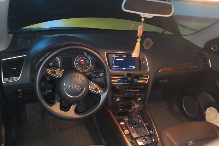 Used Audi Q5 2013 40 TFSI Comfort Edition Center Console