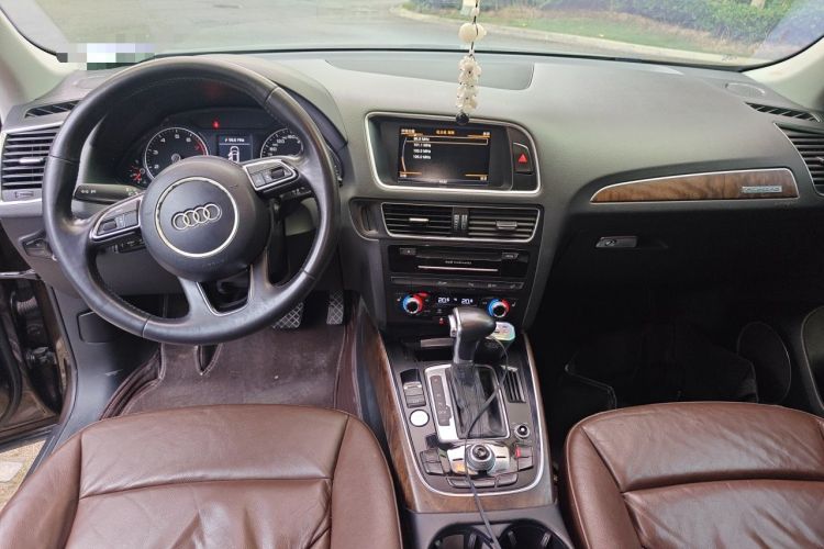 Used Audi Q5 2013 40 TFSI Comfort Edition Center Console