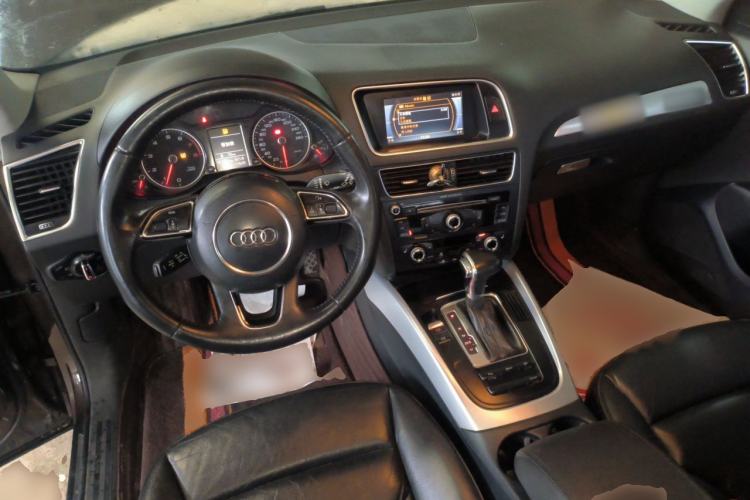 Used Audi Q5 2013 40 TFSI Technology Edition Center Console