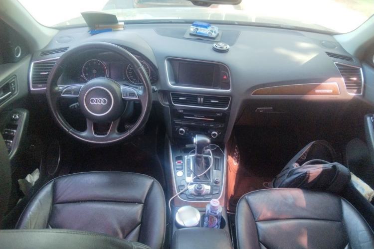 Used Audi Q5 2013 40 TFSI Comfort Edition Center Console