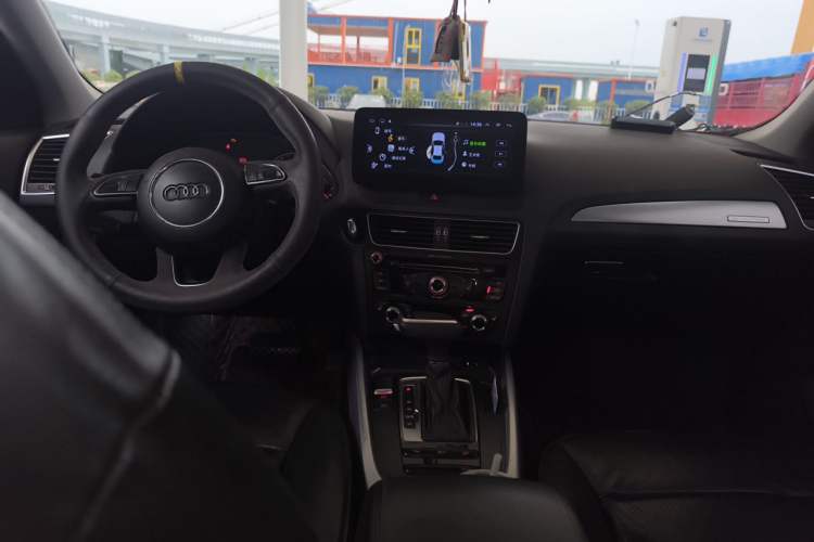 Used Audi Q5 2013 40 TFSI Technology Edition Center Console