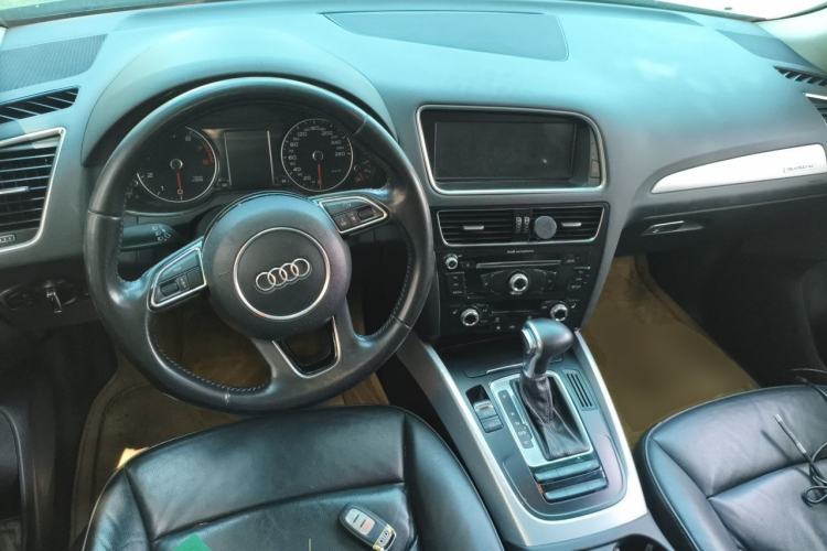 Used Audi Q5 2013 40 TFSI Technology Edition Center Console