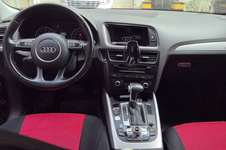 Used Audi Q5 2013 45 TFSI quattro Sport Edition Center Console