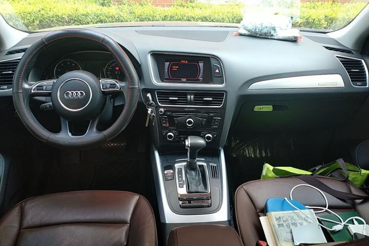 Used Audi Q5 2013 40 TFSI Technology Edition Center Console