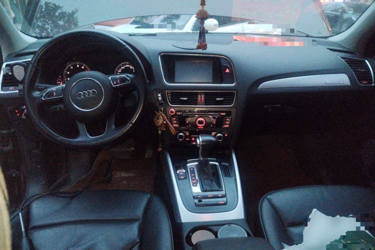 Used Audi Q5 2013 40 TFSI Technology Edition Center Console