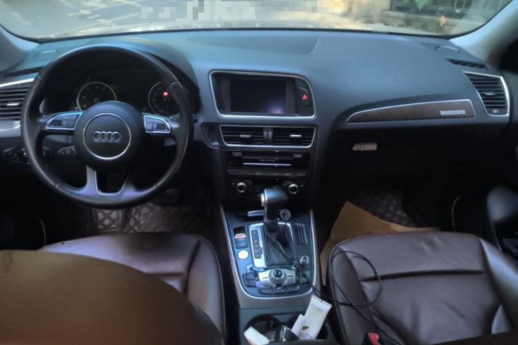 Used Audi Q5 2013 40 TFSI Comfort Edition Center Console