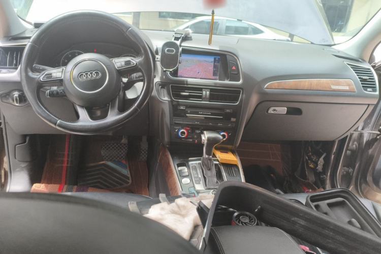 Used Audi Q5 2013 40 TFSI Comfort Edition Center Console