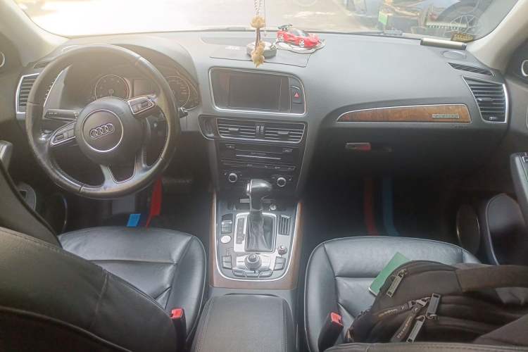 Used Audi Q5 2013 40 TFSI Comfort Edition Center Console