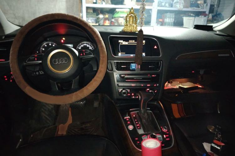 Used Audi Q5 2013 40 TFSI Comfort Edition Center Console
