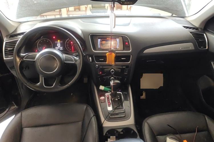Used Audi Q5 2013 40 TFSI Ambition Center Console