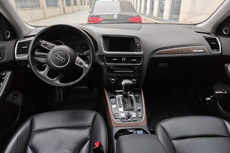 Used Audi Q5 2013 40 TFSI Comfort Edition Center Console