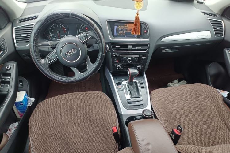Used Audi Q5 2013 40 TFSI Technology Edition Center Console