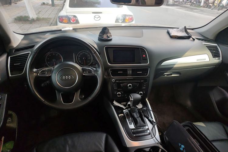 Used Audi Q5 2013 40 TFSI Technology Edition Center Console