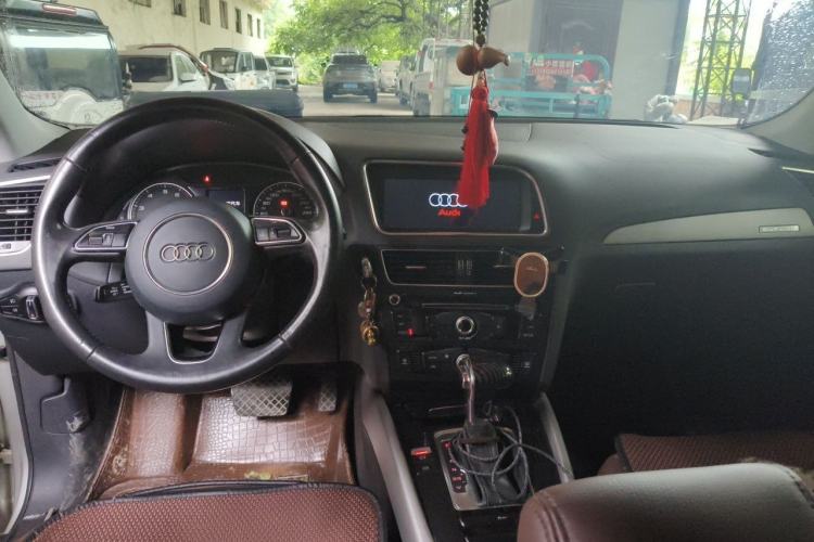 Used Audi Q5 2013 40 TFSI Ambition Center Console
