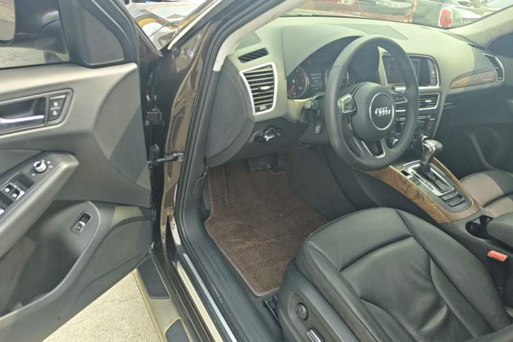 Used Audi Q5 2013 40 TFSI Technology Edition Driver Seat