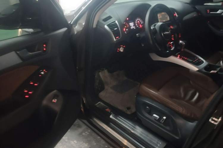 Used Audi Q5 2013 40 TFSI Technology Edition Driver Seat