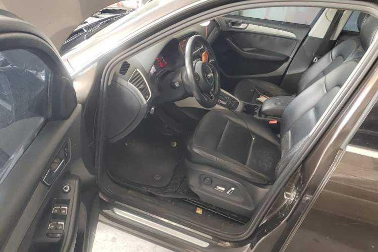 Used Audi Q5 2013 40 TFSI Ambition Driver Seat