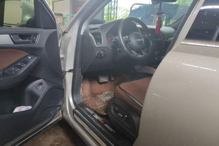 Used Audi Q5 2013 40 TFSI Ambition Driver Seat