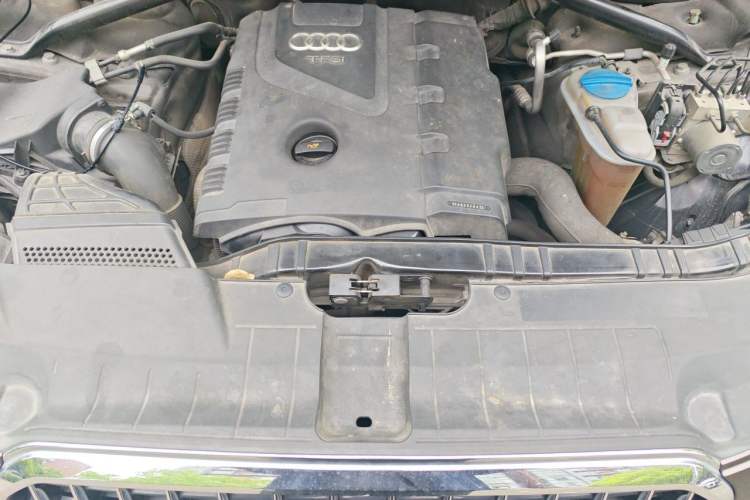 Used Audi Q5 2013 40 TFSI Comfort Edition Engine Bay