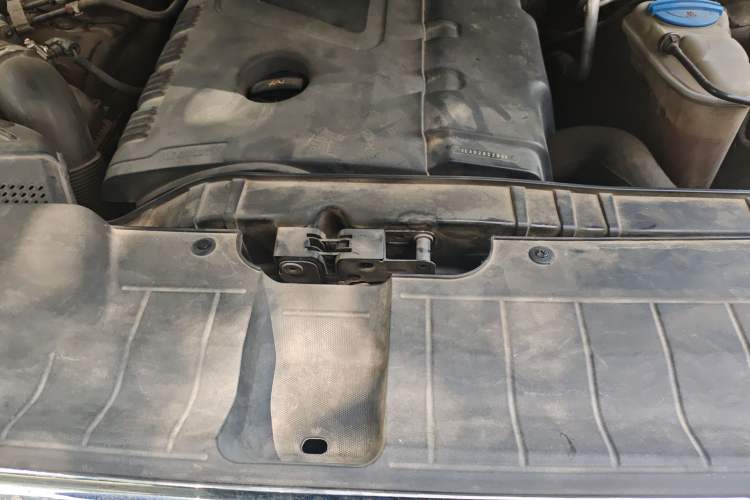 Used Audi Q5 2013 40 TFSI Technology Edition Engine Bay