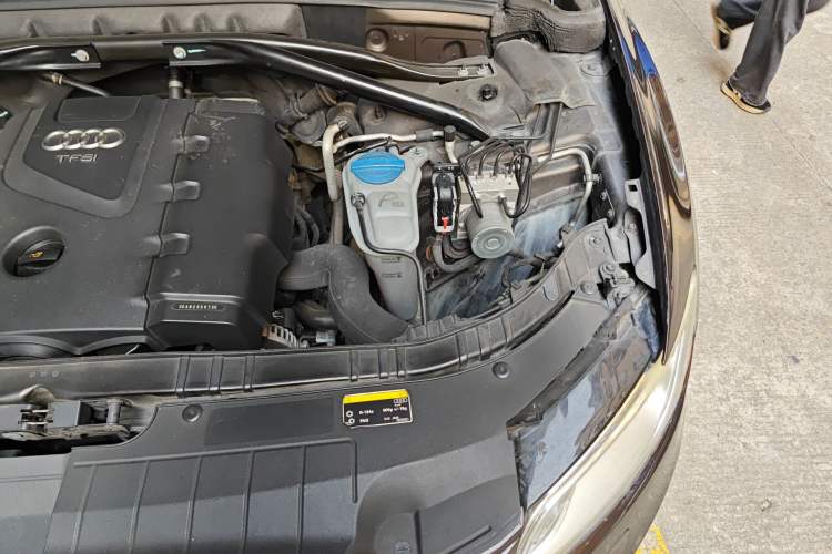 Used Audi Q5 2013 40 TFSI Comfort Edition Engine Bay Left