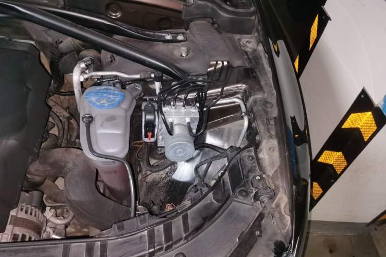 Used Audi Q5 2013 40 TFSI Technology Edition Engine Bay Left